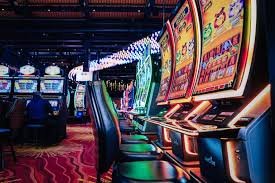 Ilustrasi teknologi mutakhir mendukung pengalaman sportsbook dan casino di microvip88