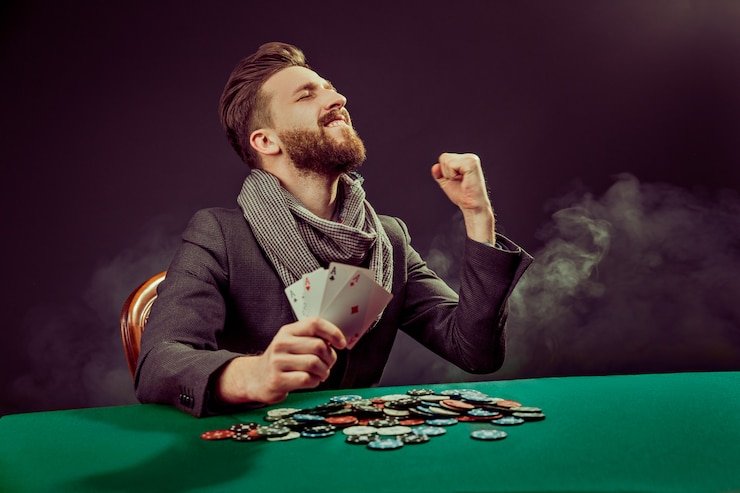Pengamanan data dan privasi pengguna dengan sistem enkripsi dan autentikasi microvip88